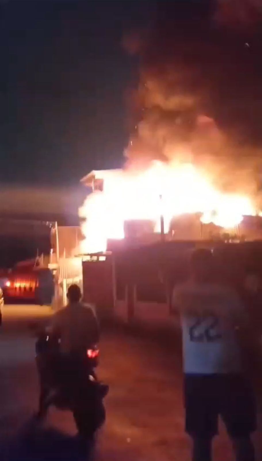 Vecinos de Colonia Kennedy se asustaron al ver como el fuego afectó la vivienda. Foto: Cortesía.