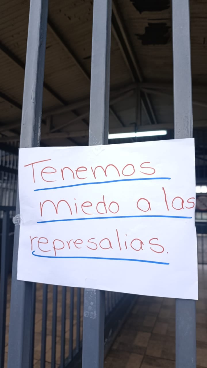 Portones de la escuela Miguel Obregón lucen con estos letreros
