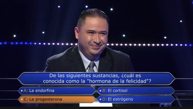 El sicólogo Paul Zamora Salgado está demasiado interesado en regalarle a Max Sequeira, concursante del primer programa de Quien quiere ser millonario (canal 7) de la temporada 2021, el pasado martes 27 de abril, su libro titulado: “Método Endorfina. Risoterapia: de la emoción al corazón”.