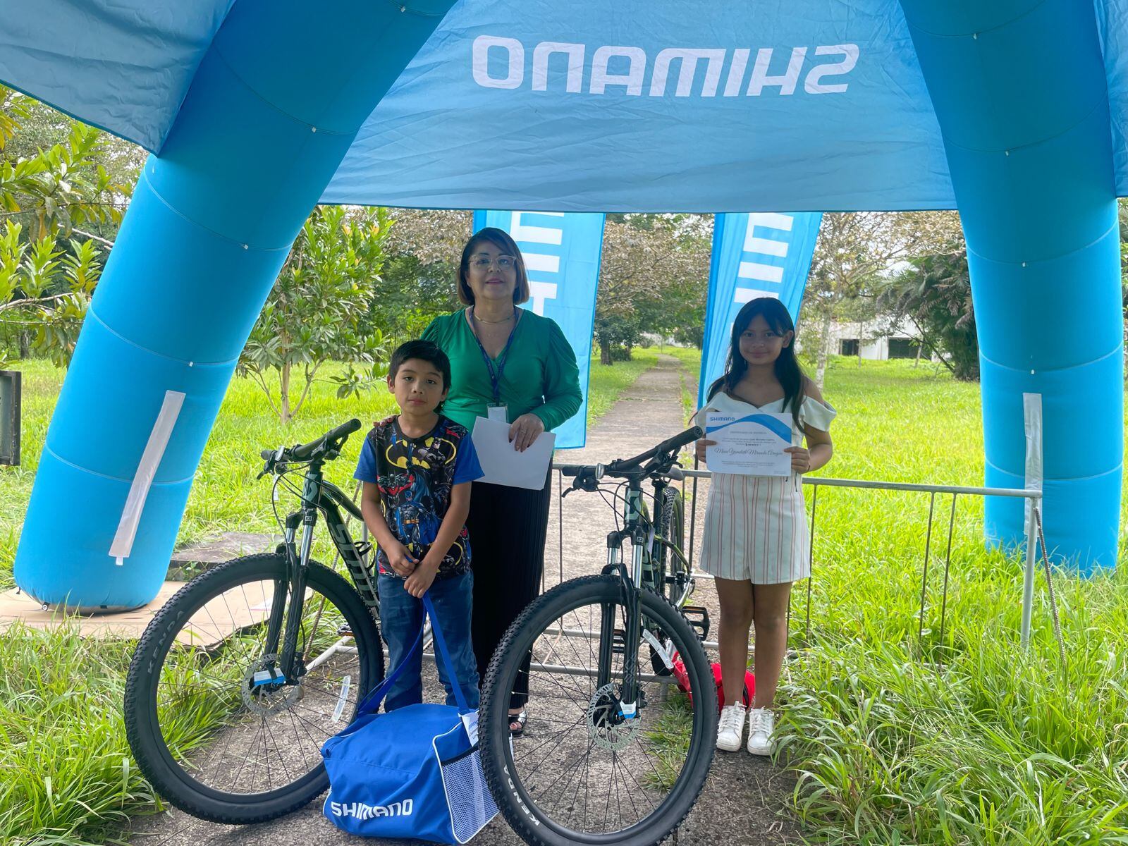 Cien niños y jóvenes de la etnia cabécar, ubicada en Alto Chirripó, recibieron una super bicicleta que está especialmente fabricada para el barro y los malos caminos.