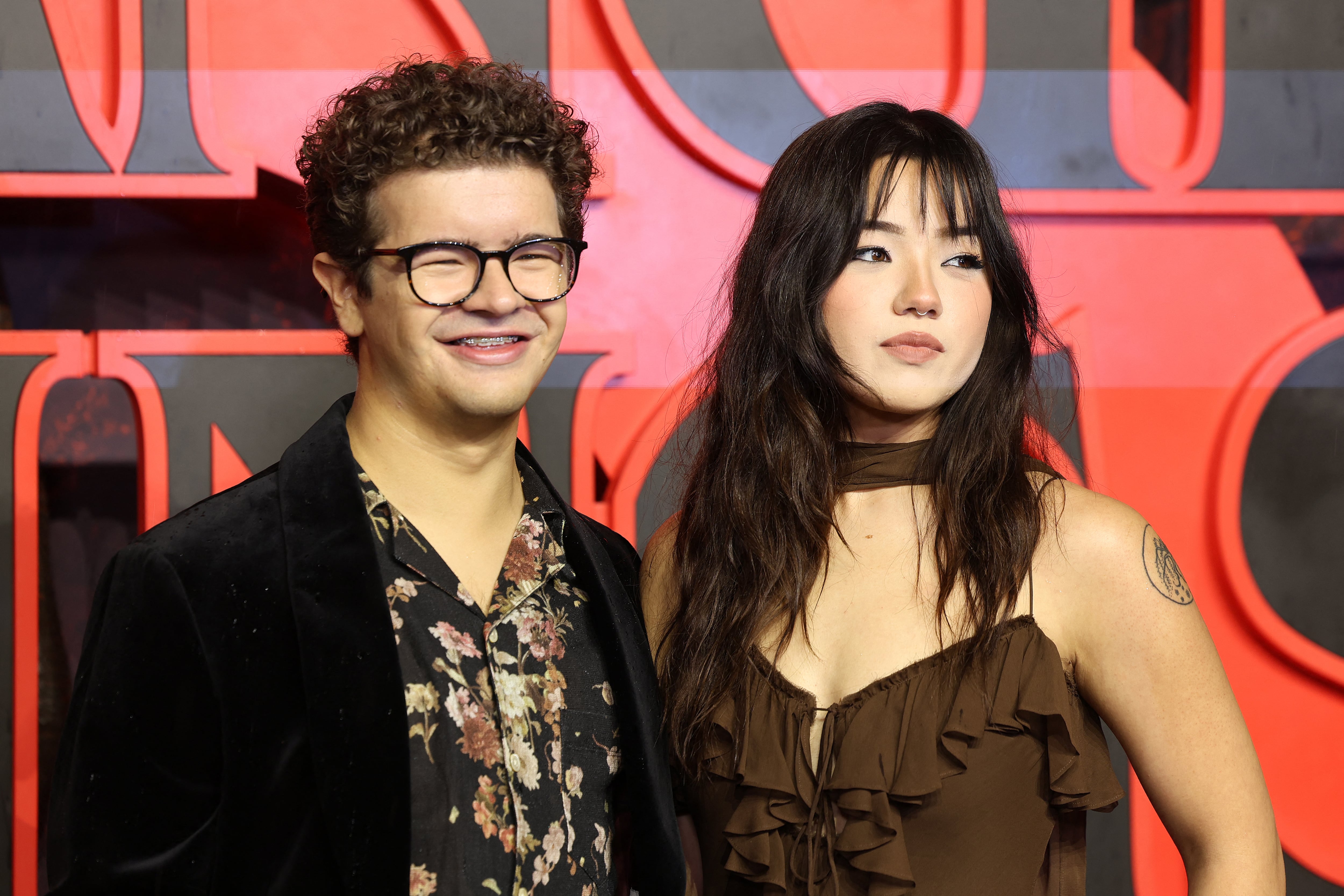 El actor estadounidense Gaten Matarazzo y la actriz Elizabeth Yu llegaron juntos a la proyección especial de la serie 'Stranger Things 5', realizada el 13 de noviembre de 2025 en Leicester Square, Londres.