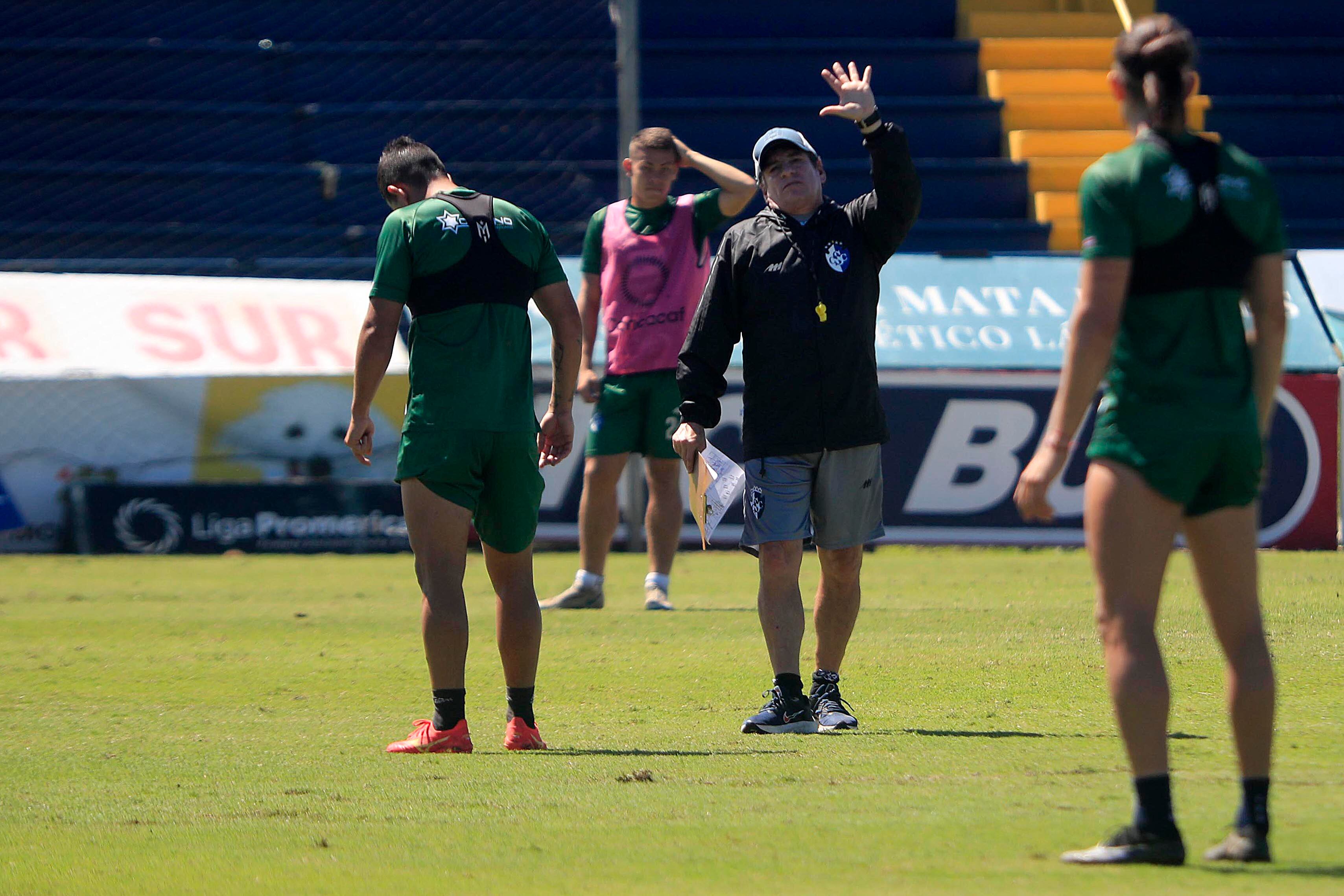 05/01/2024     Estadio Fello Meza, Cartago. El Club Sport Cartaginés entrenó este viernes por la mañana, bajo el mando el mexicano Mario García, y de los asistentes Fernando Palomeque, también mexicano, y Paolo Jiménez. Destacó, además la presencia del refuerzo, también mexicano, Diego González (número 17, medias rojas).