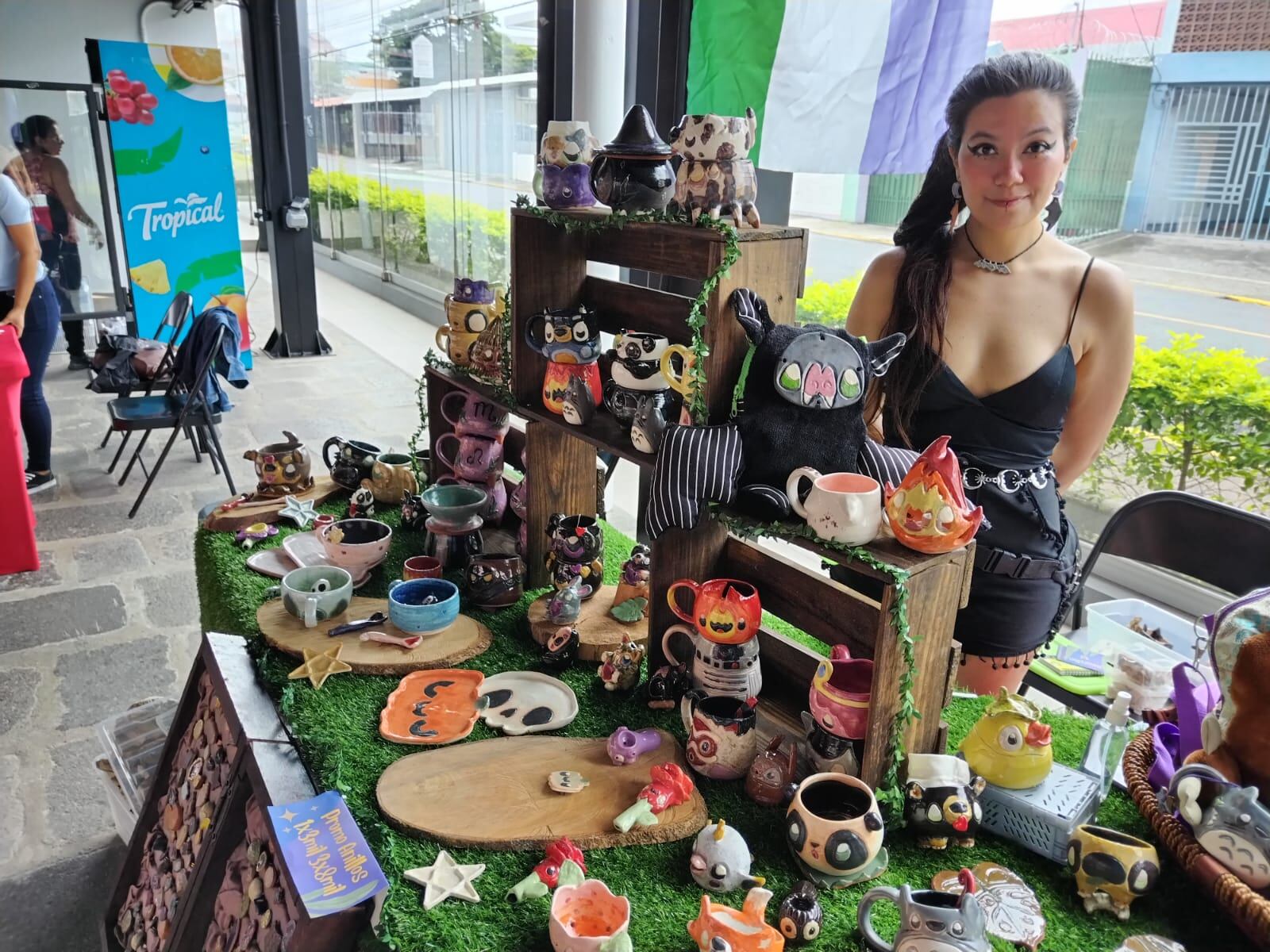 Desde las diez de la mañana de este viernes 23 de junio y hasta las 7 de la noche del sábado 24 de junio se realiza la feria de arte, cultura y emprendedurismo que organiza la Fundación Celebración de la diversidad (Pride CR). En la foto, Raquel Rodríguez.