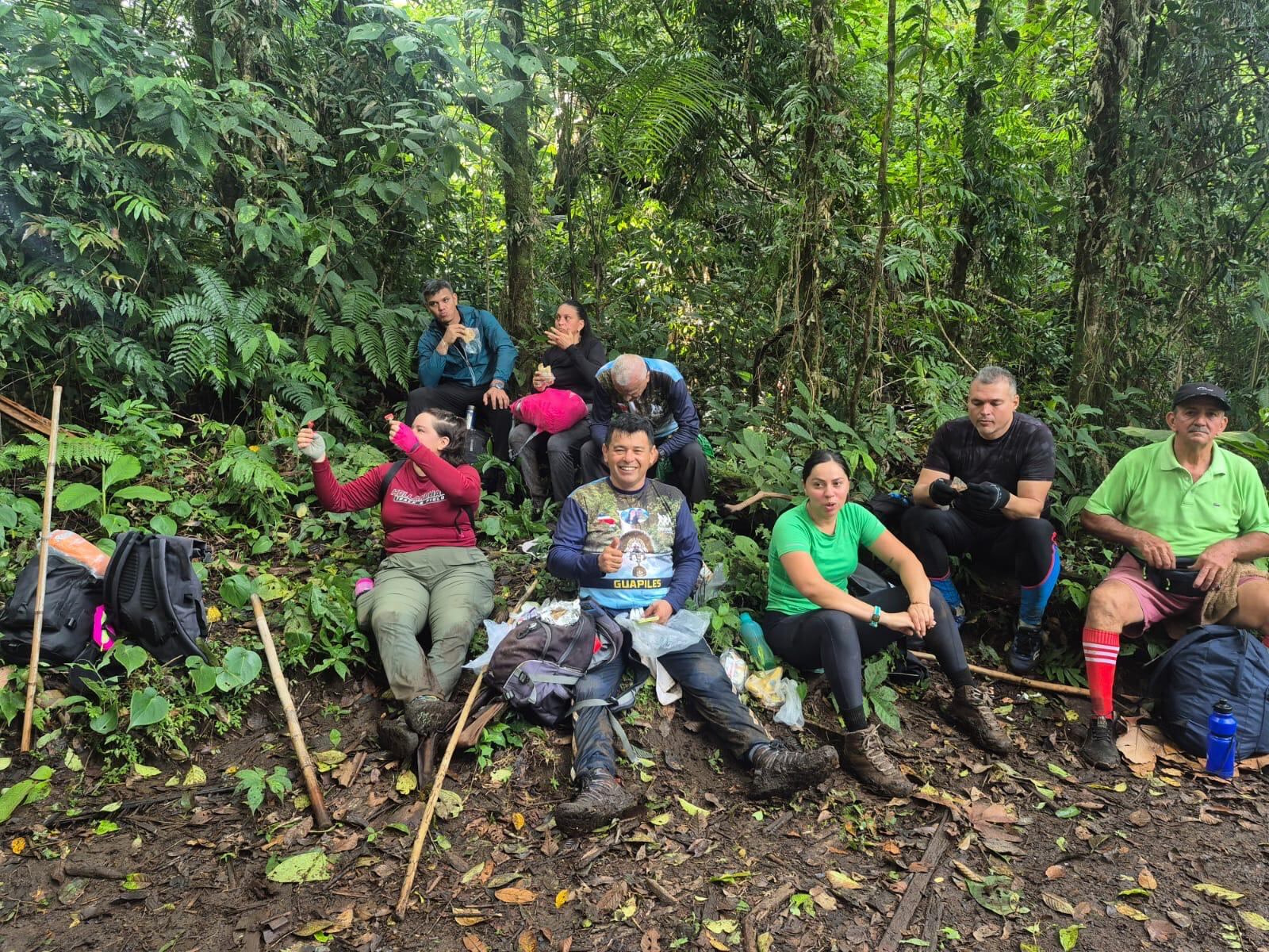 El barro y la neblina dominan los primeros kilómetros de montaña.