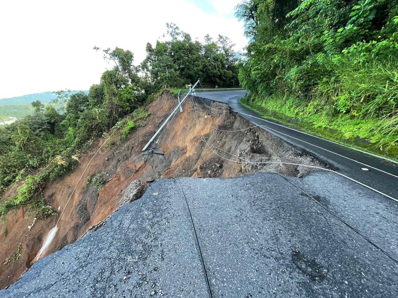 El colapso de la carretera en Cambronero se habría dado la madrugada de este sábado. Foto Noticias San Ramón.