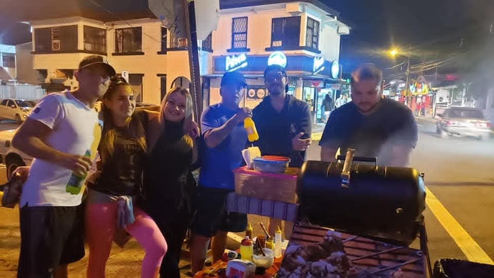 Cristian Gerardo Cruz Duarte es un emprendedor con raíces nicaragüenses salió adelante con un negocio de brochetas, salsas artesanales y comida callejera que nació de un sueño y mucha perseverancia. El negocito se llama “Las del Búfalo. Brochetas y más”
