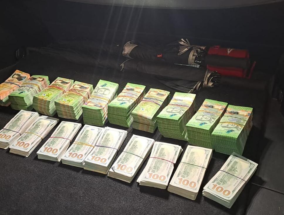 Detienen a sujetos que transportaban ¢95 millones de dudosa procedencia. Foto MSP.