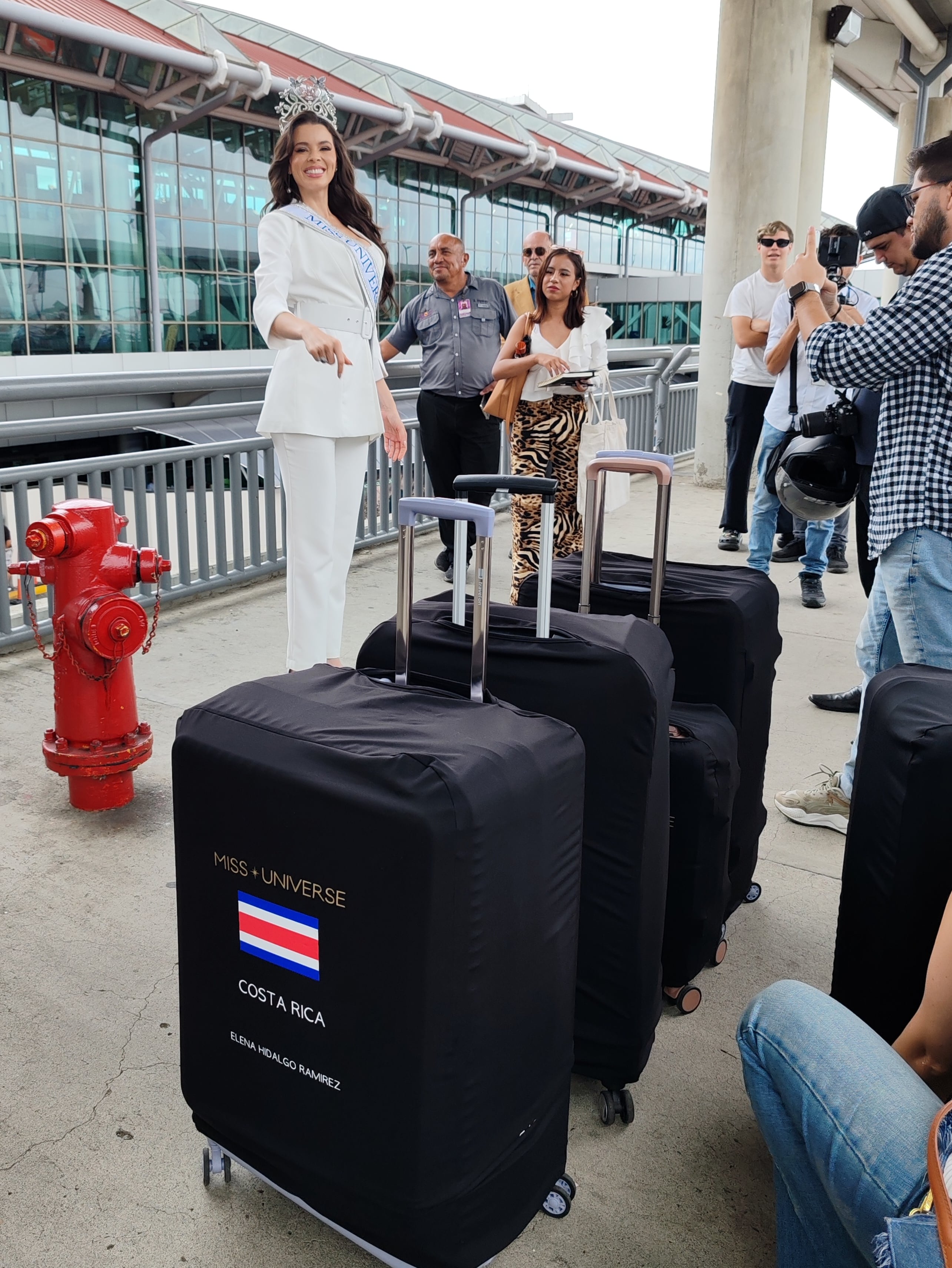 Elena Hidalgo Ramírez, Miss Universe Costa Rica 2024, se fue rumbo al Miss Universo en México.