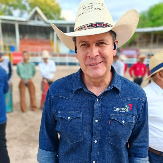 Foto de Carlos Álvarez con sombrero de vaquero y una jacket de mezclilla con el logo de Teletica, en un redondel.