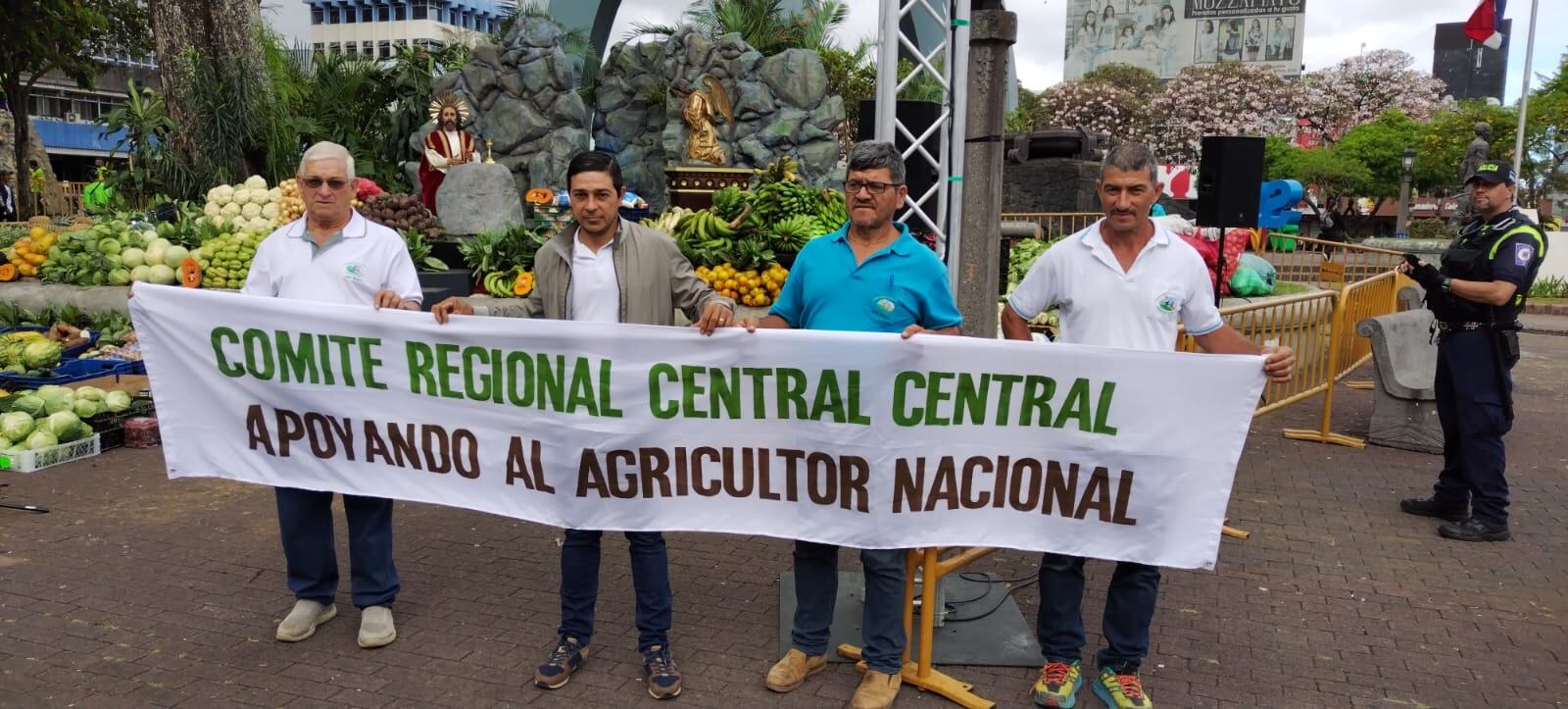 Trameros de mercados josefinos llenaron de ofrendas el huerto de la catedral metropolitana. Foto Eduardo Vega.