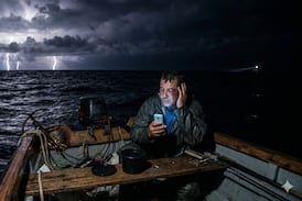 Un rayo convirtió una noche de pesca en una lucha desesperada por sobrevivir