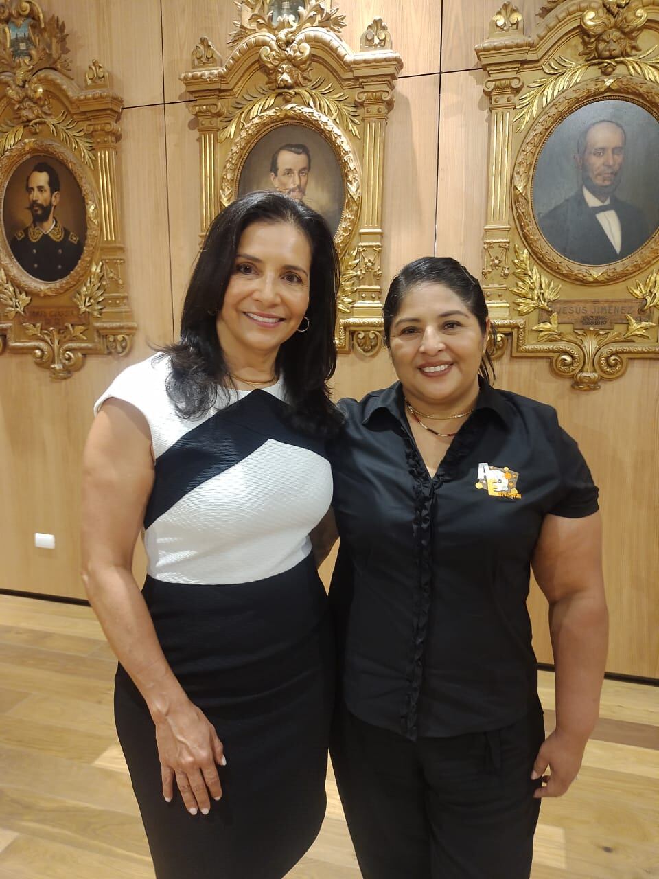 María Isabel Pineda Espinoza es una mamá nicaragüense que llegó a Costa Rica hace 27 años en busca de un mejor futuro. No tiene ni un solo primo en este país porque toda su familia quedó en Nicaragua y si bien le agradece a Dios las oportunidades que Tiquicia le ha dado, para los 30 de mayo, Día de la Madre en Nicaragua, se le arruga demasiado el corazón. En la foto con la diputada del Partido Liberación Nacional, Paulina Ramírez.