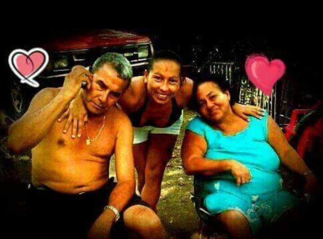 Esta es una de las últimas fotos de Fanny Patricia Sandí Arauz junto a sus papás don Manuel y doña Francisca. Foto: Cortesía de familia para La Teja