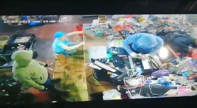 Sujetos asaltan supermercado en Sarapiquí. Foto Edgar Chinchilla.