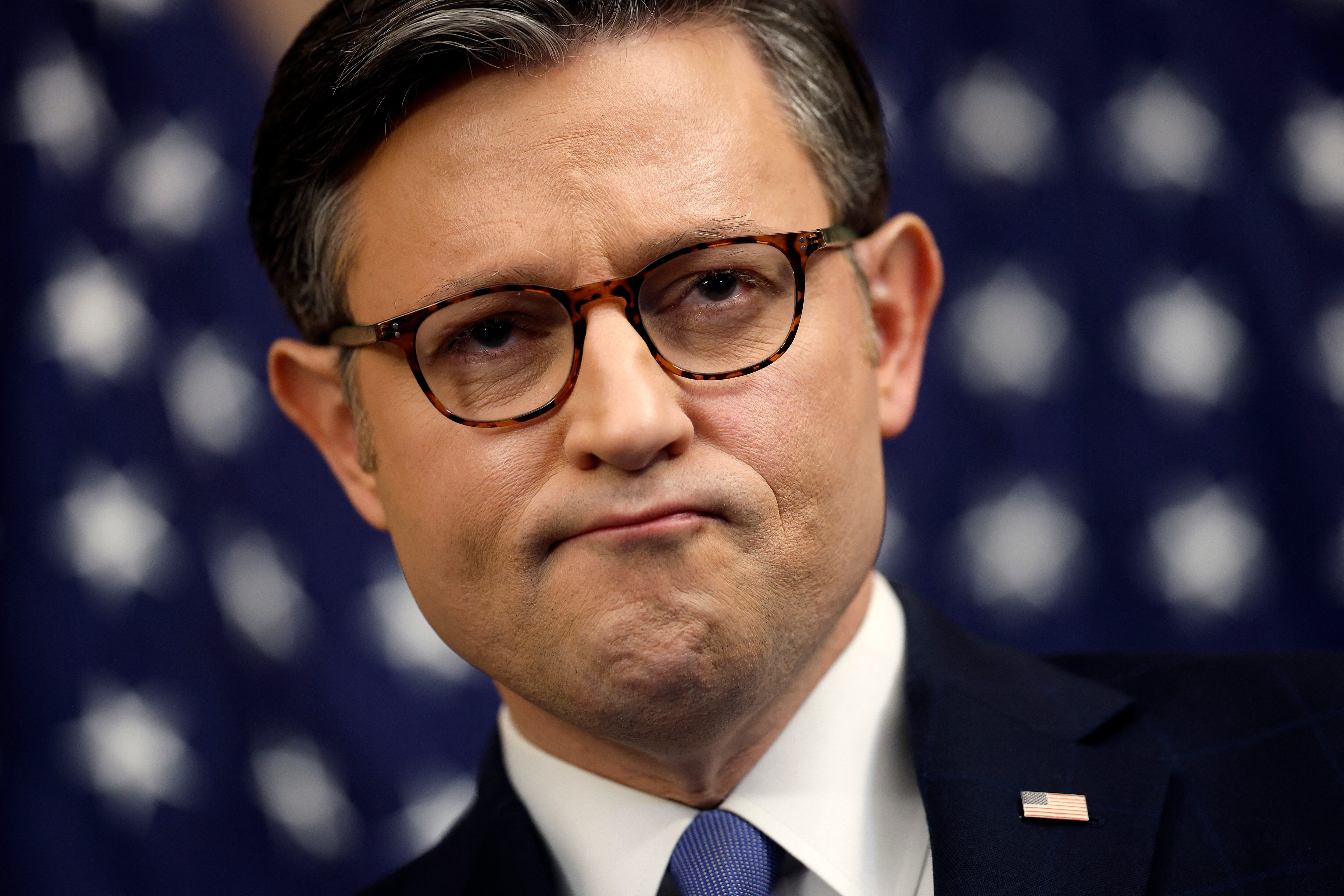 Mike Johnson, presidente republicano de la Cámara de Representantes, dijo que no estaban de buen humor en el Capitolio y lo evidenció con sus gestos. AFP