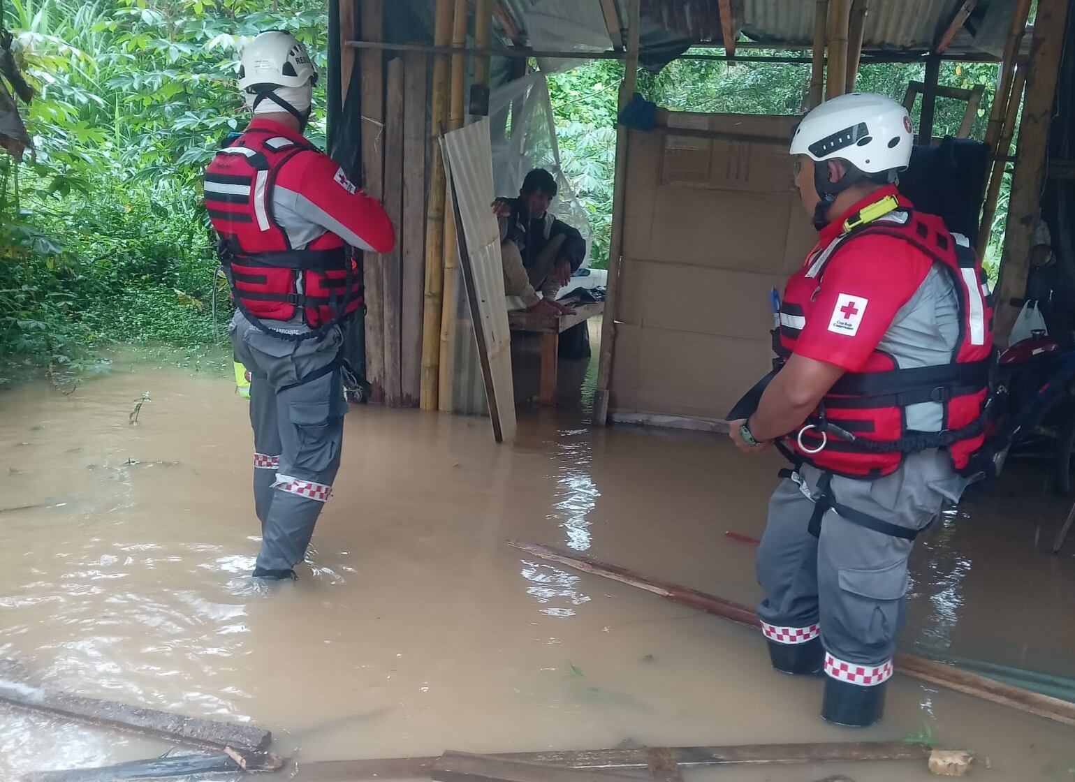 Más de 20 cruzrojistas con lanchas y balsas, colaboraron en el rescate de familias cuyas casas se anegaron en Guatuso y trasladaron a 17 personas a un albergue y otras a casas de familiares. Foto: Cortesía Cruz Roja.