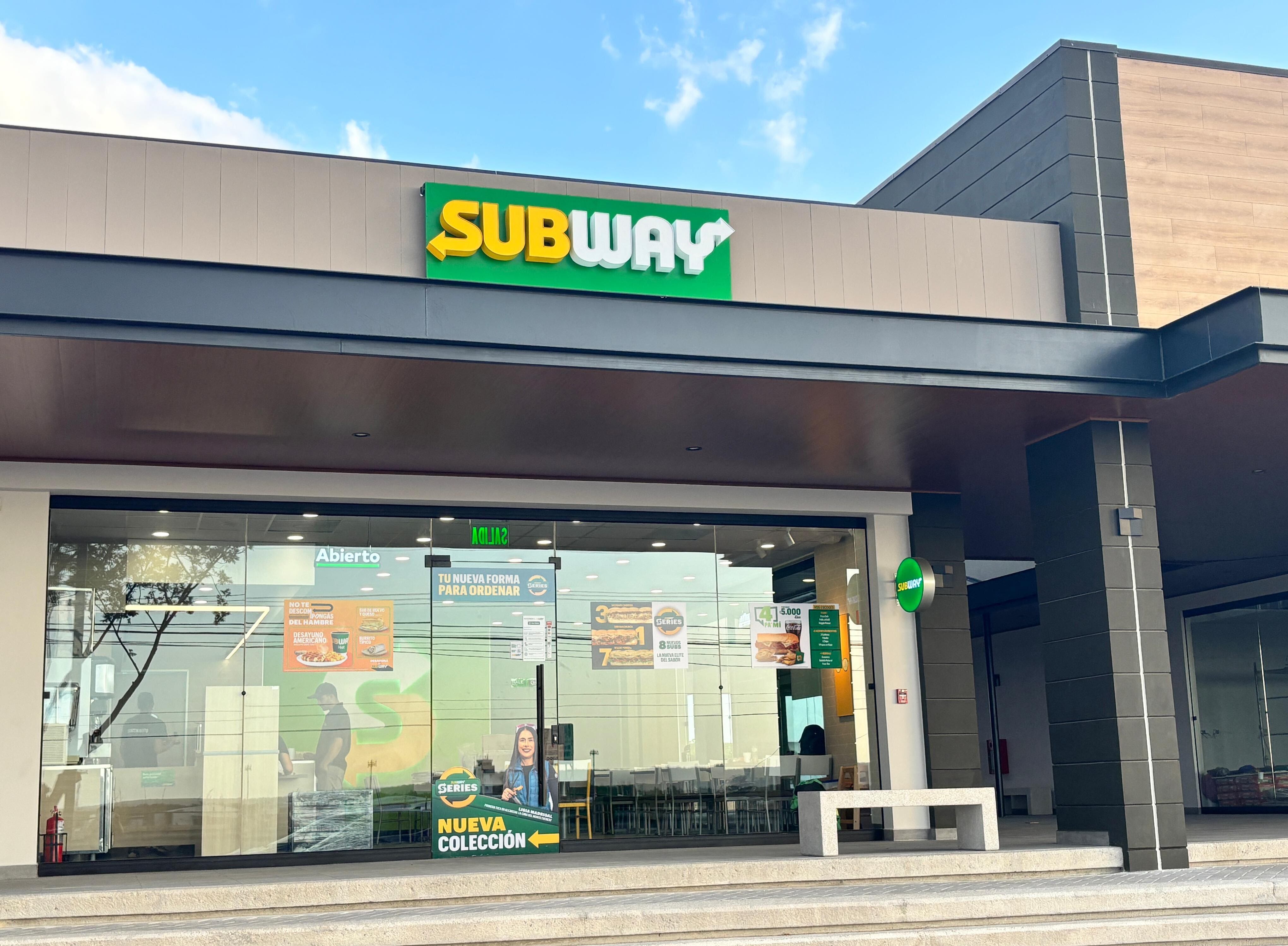 Fachada del nuevo restaurante Subway en el Centro Comercial Vistana, ubicado frente al Aeropuerto Guanacaste, como parte de su expansión en Costa Rica.