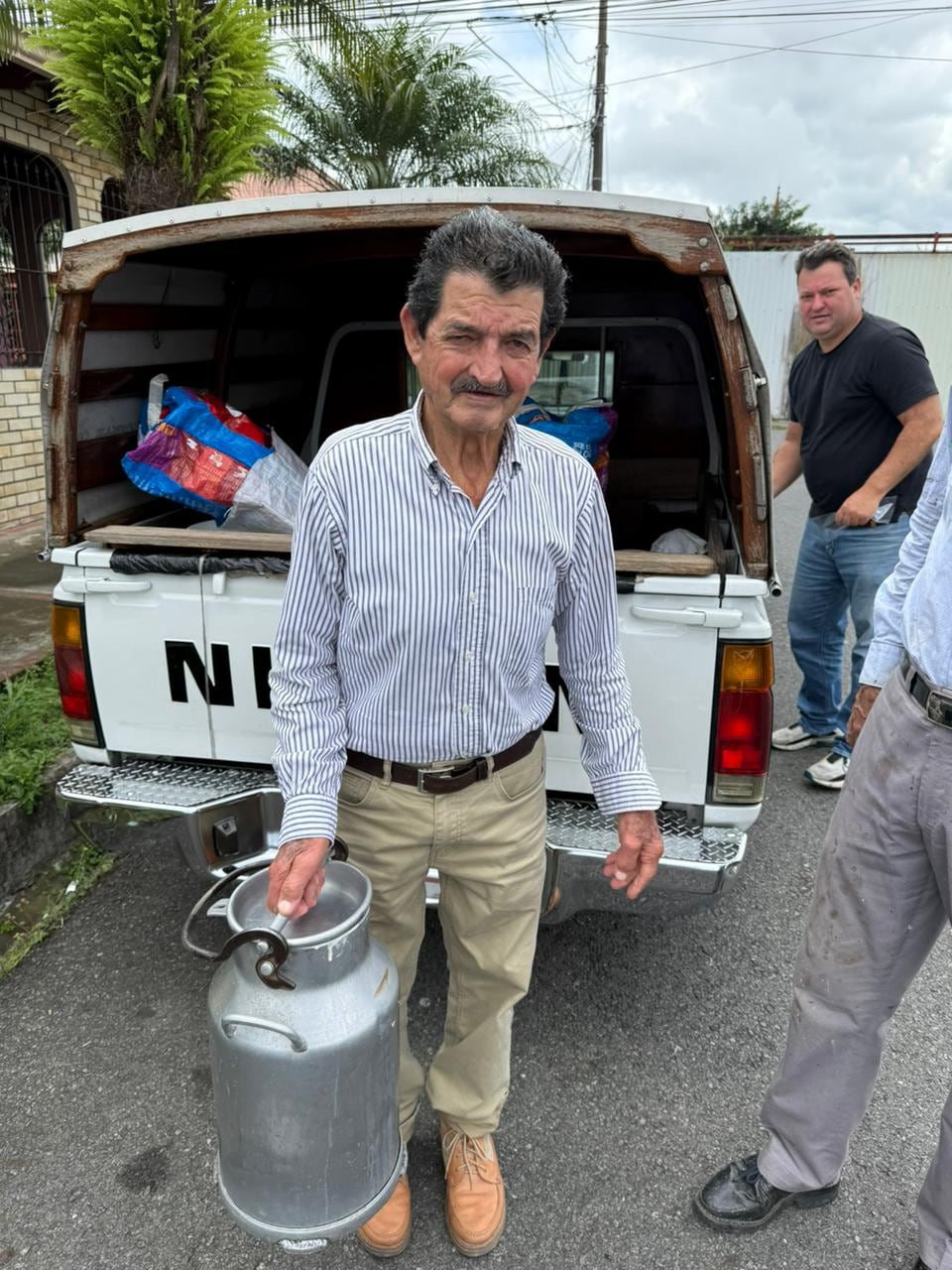 Don Eduardo Mora Quirós, el lechero casa por casa de 81 años que se niega a dejar morir el oficio de vender leche y natilla.