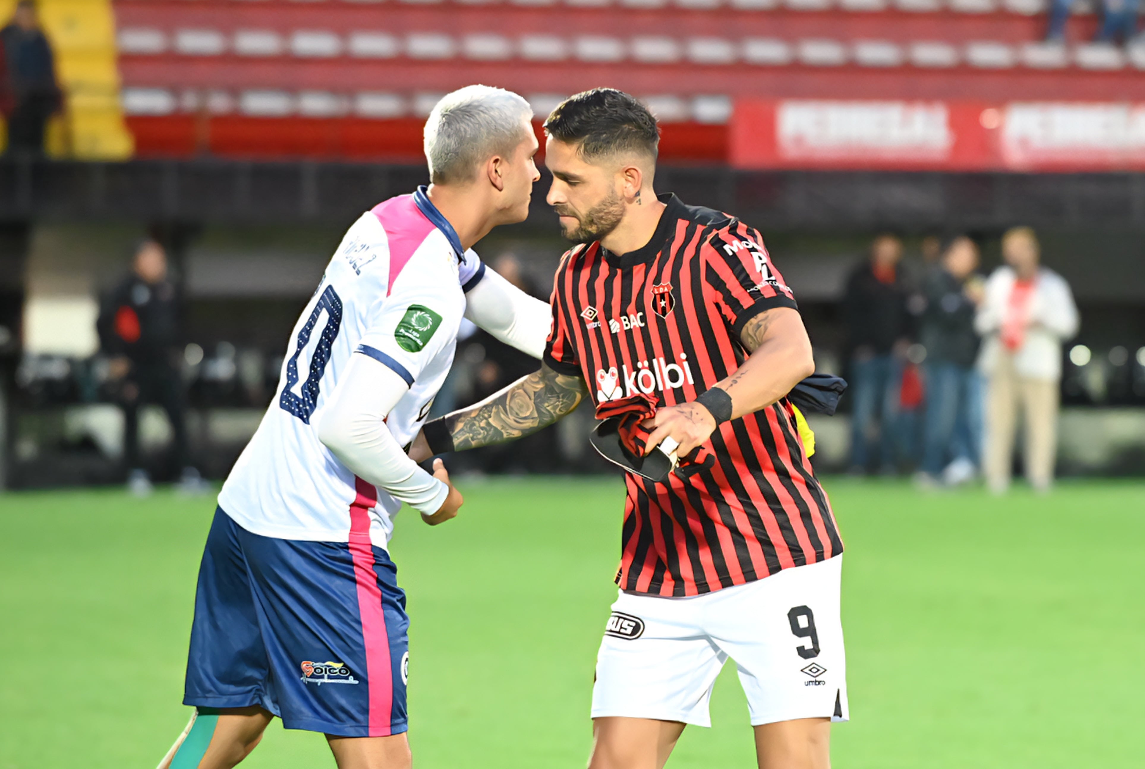 03 de agosto del 2025. Estadio Alejandro Morera Soto. 18:00 hrs. Jornada 2 del Torneo de Apertura 2025 del Campeonato Nacional de fútbol de Primera División. La Liga Deportiva Alajuelense (LDA) enfrenta como local al Guadalupe F.C. En la foto: Ambiente previo al juego, directores técnicos Oscar Ramírez y Fernando Palomeque, acciones del juego. Foto: Albert Marín.