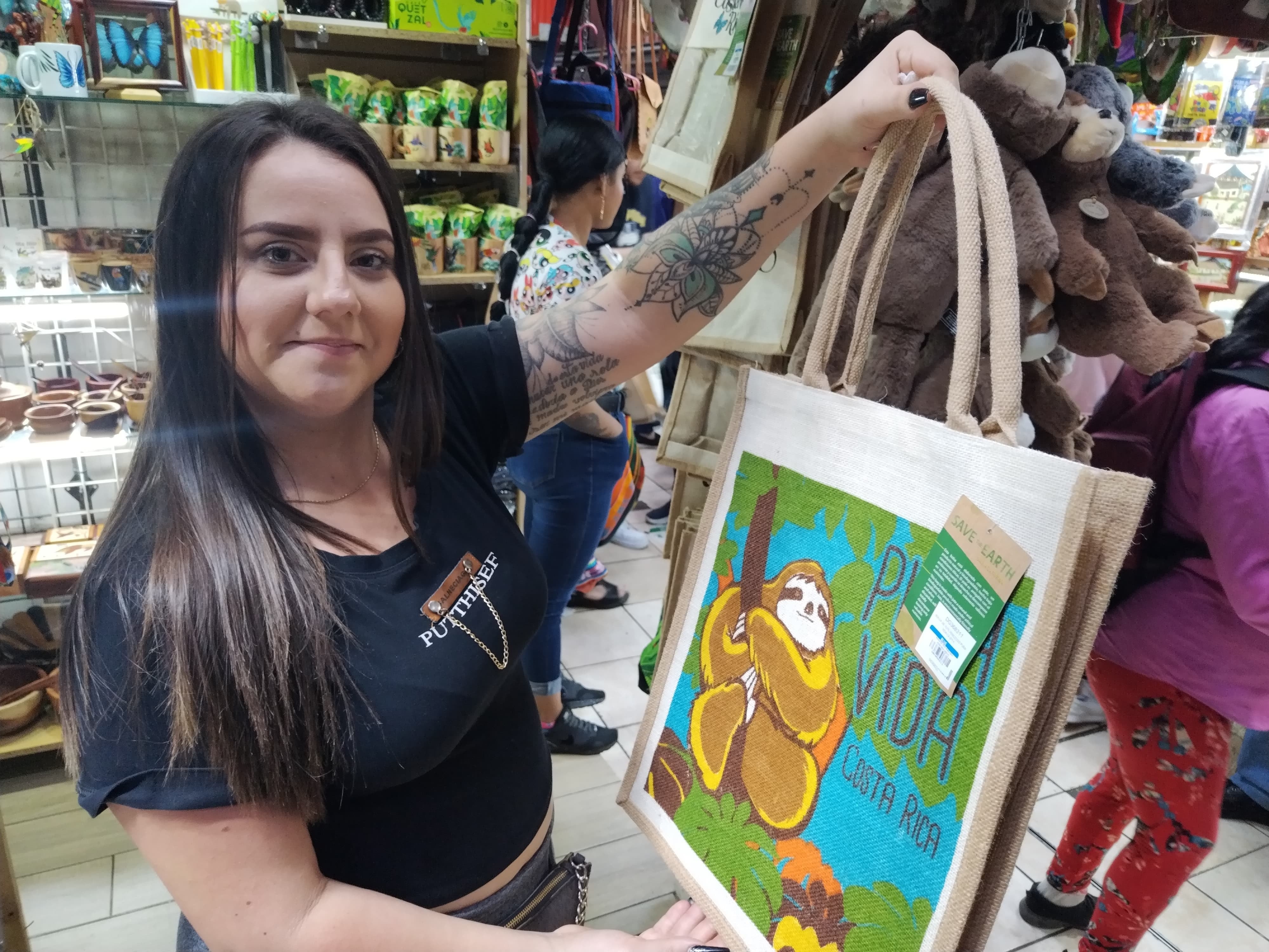 Trameras del Mercado Central de San José venden bolsos de yute en menos de 15 mil colones. En la foto, Allison Mora del tramo Mercaditico.