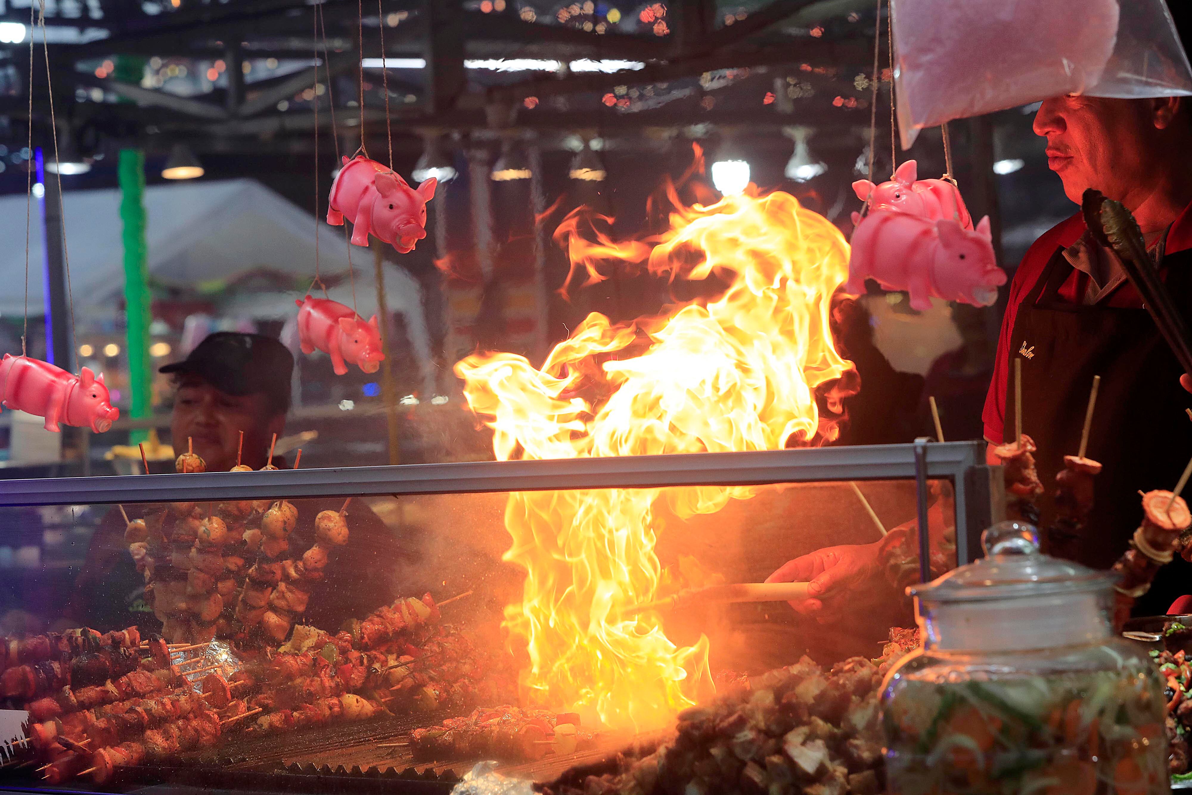 26/12/2023    Zapote. Mucho movimiento se apreció este martes, durante la tarde noche, en el campo ferial. Gran cantidad de gente disfrutó las comidas y de los juegos mecánicos. Marcos Alpizar Agüero ofrecía sus pinchos, vigorones y demás carnitas como Chancho Light.