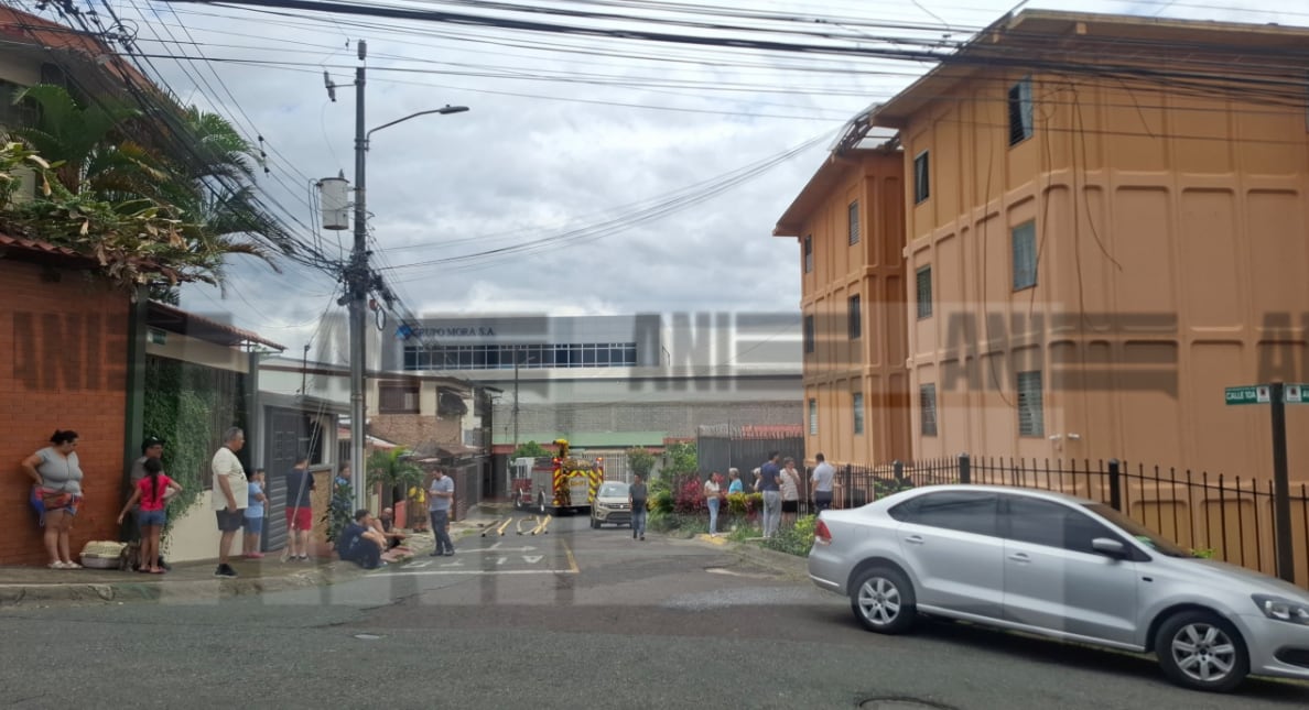El incendio ocurrió dentro de una estructura de 3 pisos. foto ANI.