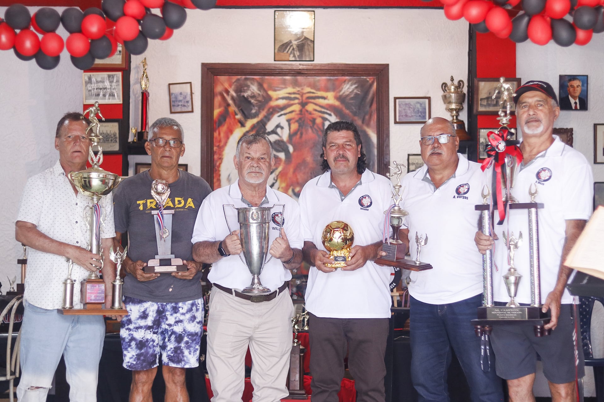 02/10/2024. Registro del espacio y retratos a participantes del equipo Once Tigres por el cumplimiento de los 100 años de creación del club. Cartago. En la fotografía: Berny Alvarado, Rolando Matarrita, William Mora, Johnny Salazar, Álvaro Vargas, Ronald Meza.  Fotografía: Lilly Arce.