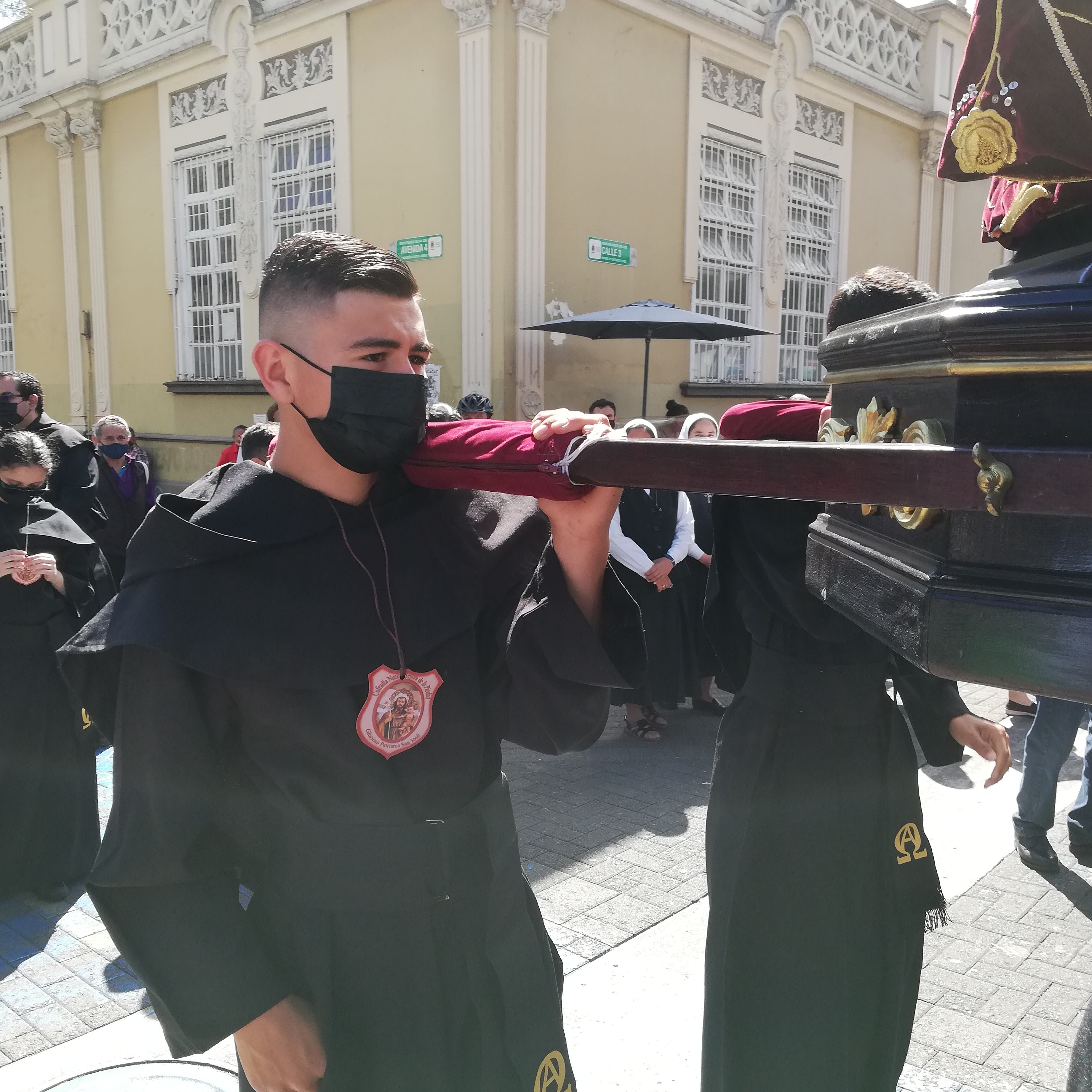 José Marín Castro casi ni pudo dormir de la emoción este 7 de diciembre, ya que estaba muy contento, y a la vez hasta extrañado, porque le tocaría cargar la imagen de san José durante la procesión de unos 500 metros entre la iglesia de La Soledad y la Catedral Metropolitana, en San José