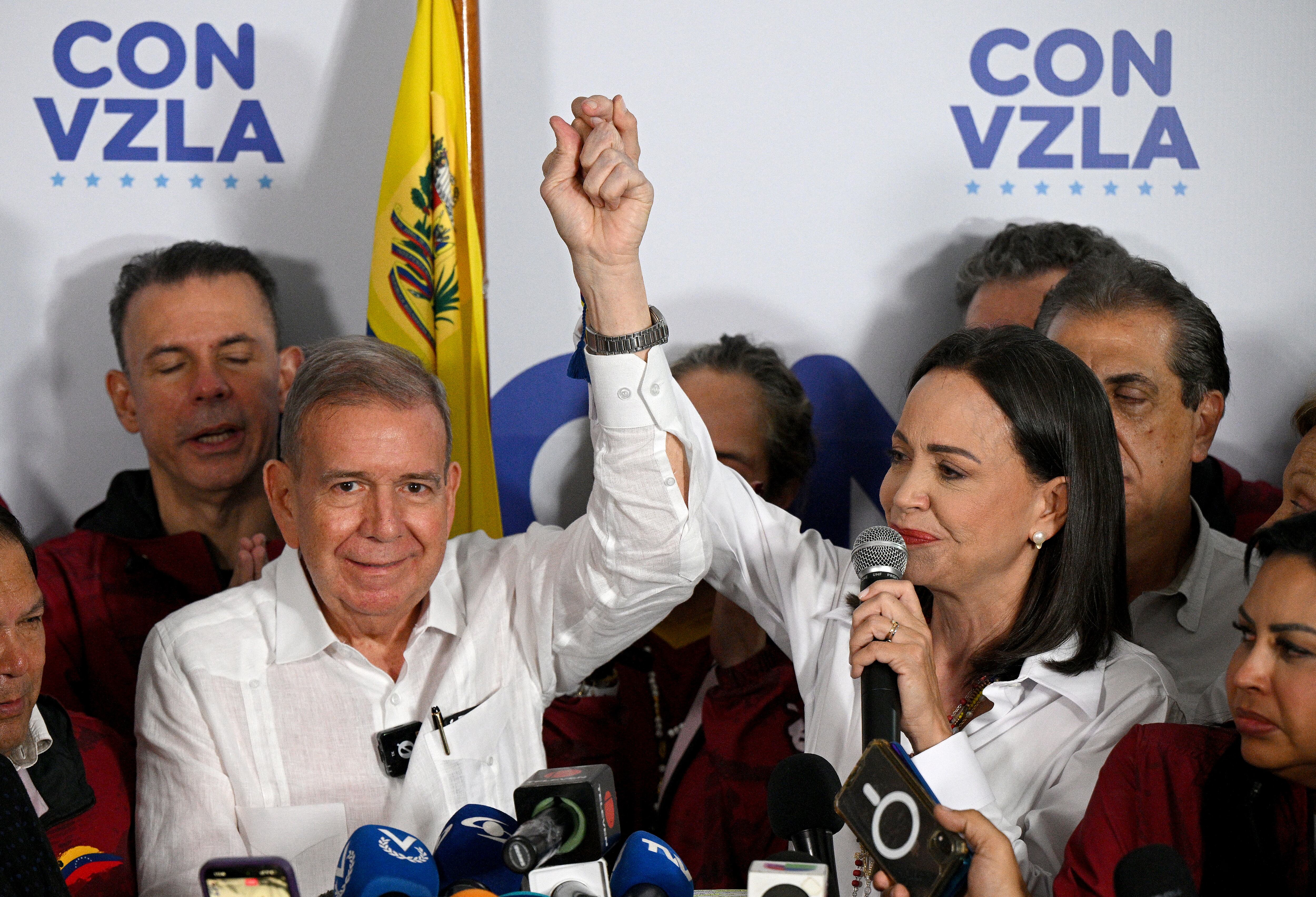 La líder opositora venezolana María Corina Machado habla con los medios de comunicación, acompañada por el candidato presidencial opositor Edmundo González Urrutia, tras los resultados de las elecciones presidenciales en Caracas el 29 de julio de 2024. (Foto: AFP)