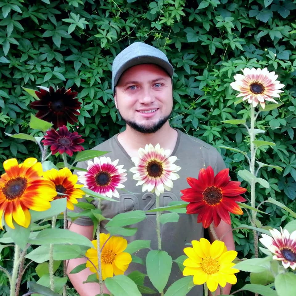Don Érick Porras González (alajuelense) y don Wady Rojas Quirós (sancarleño), son los responsables de haber creado esta maravilla de la naturaleza que por primera vez abrirá sus puertas antes del fin de mes y que ya tiene a mucha gente haciendo fila por las entradas, se llama Campo de Girasoles Pital