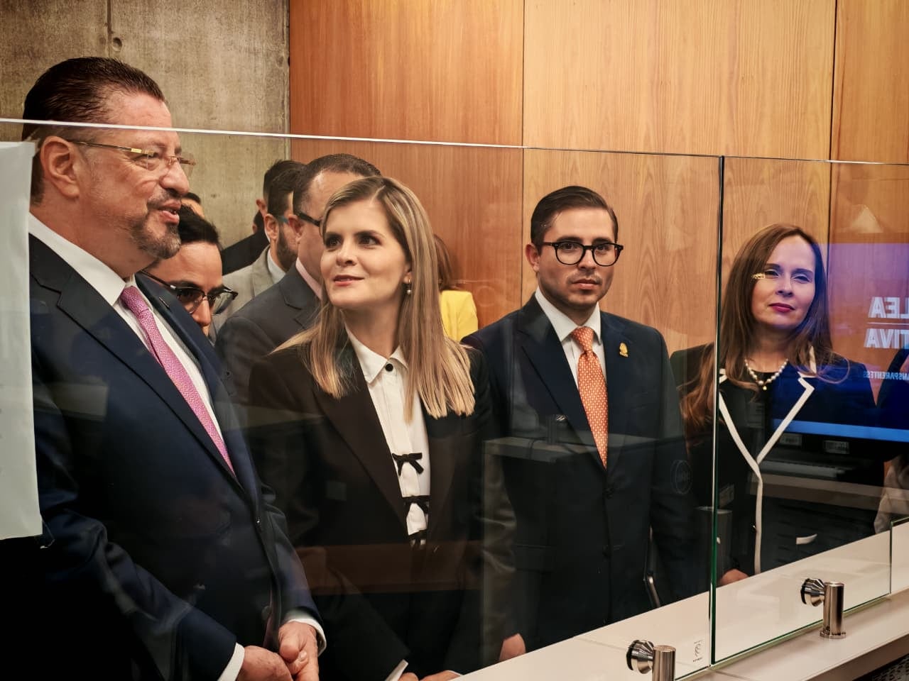 Laura Fernández presenta proyectos de ley a la Asamblea Legislativa