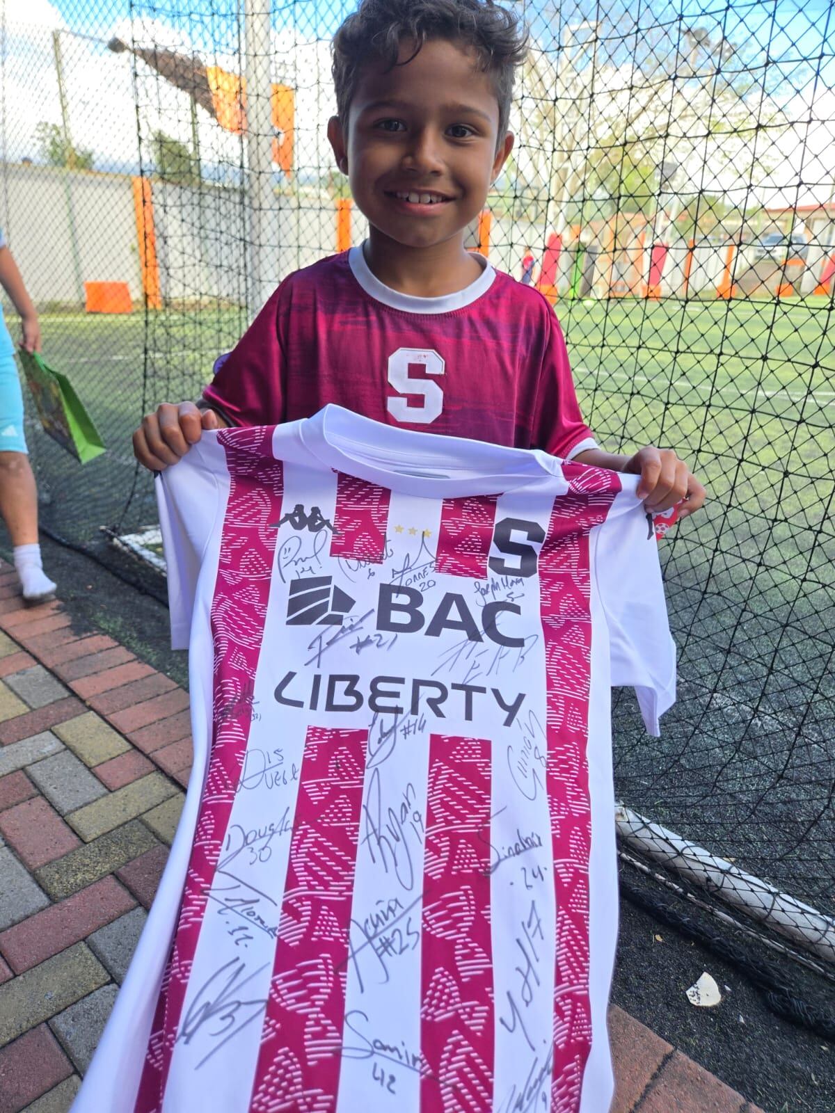 Marcelo, hijo mayor del periodista Maynor Solano recibió una camisa autografiada por los jugadores del Saprissa en su cumpleaños. Instagram Vanessa Crespi / Su padre autoriza el uso de la imagen.