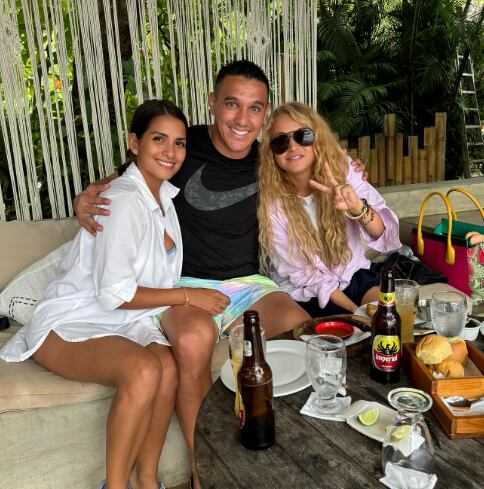 Paulina Rubio y el jugador David Guzmán, del Deportivo Saprissa.