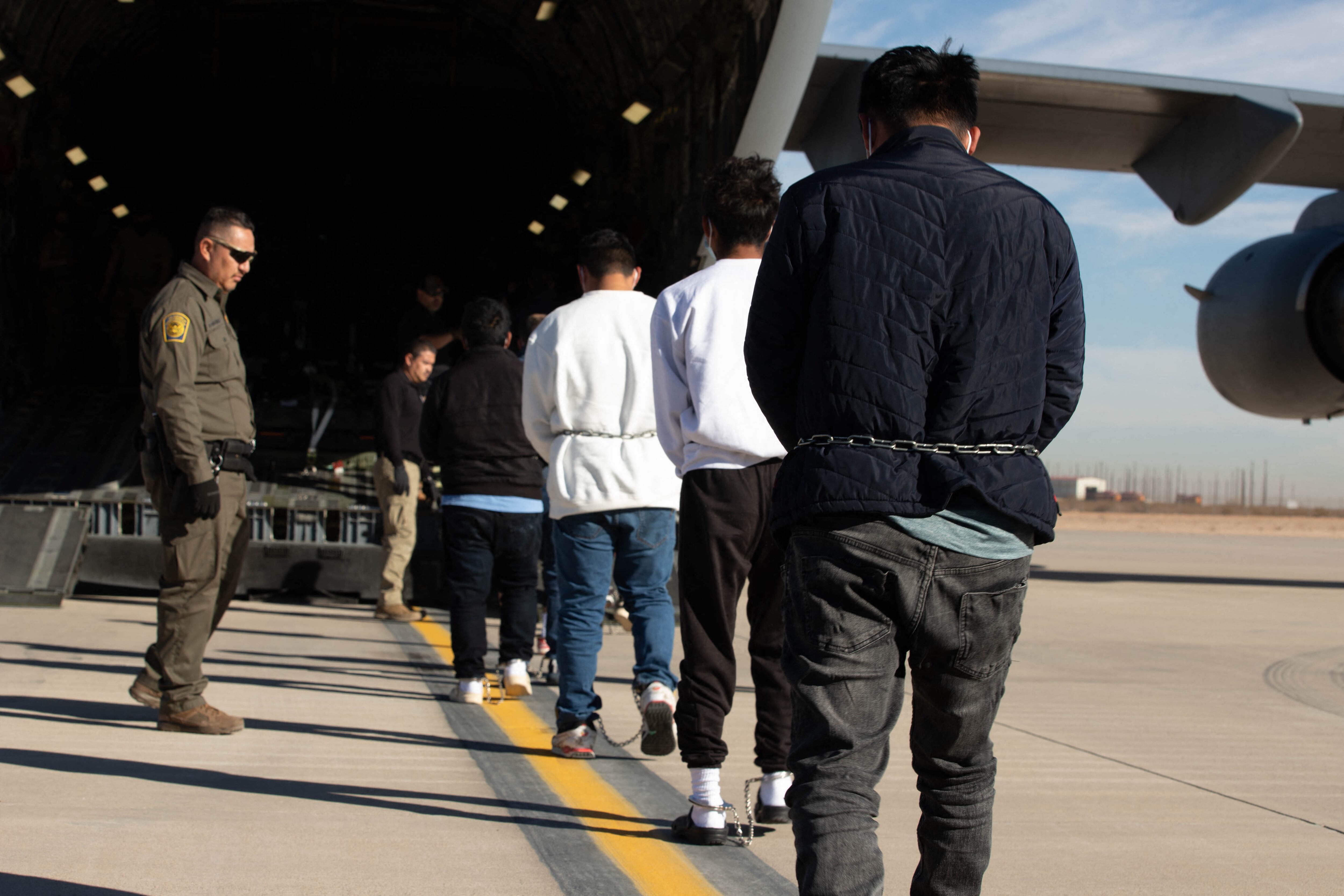 Imagen publicada por el Departamento de Defensa de EE. UU. muestra al Comando Norte de los EE. UU. y al Comando de Transporte de los EE. UU. apoyando los vuelos de deportación en Fort Bliss, Texas, el 7 de febrero de 2025. Fotografía: