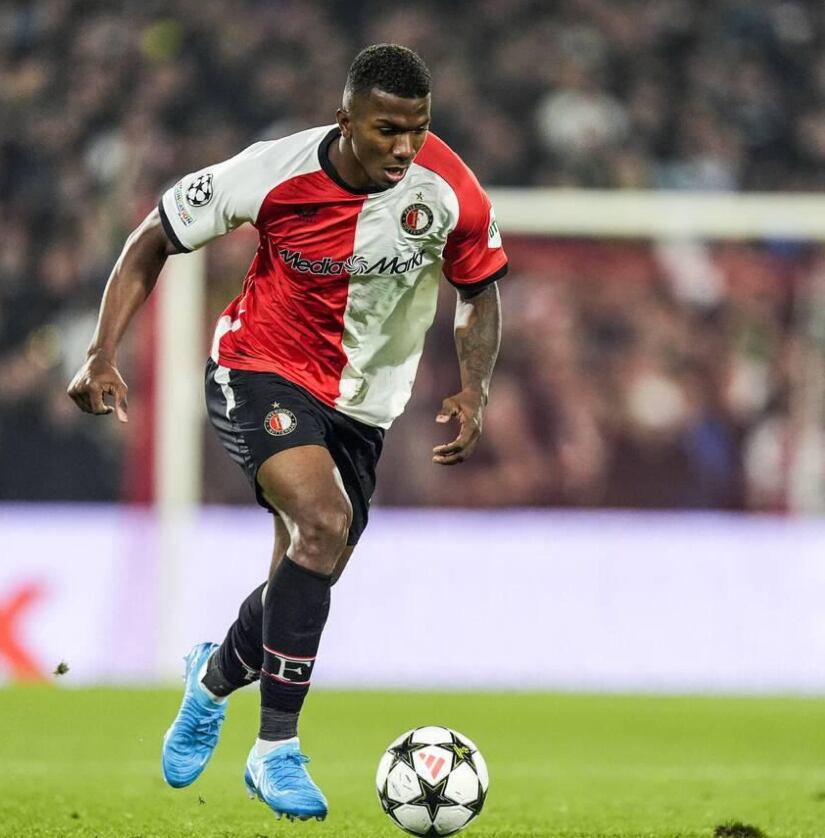 Jeyland Mitchell, defensor del Feyenoord fue clave en la victoria de su equipo ante el Bayern Múnich. Foto tomada de X.