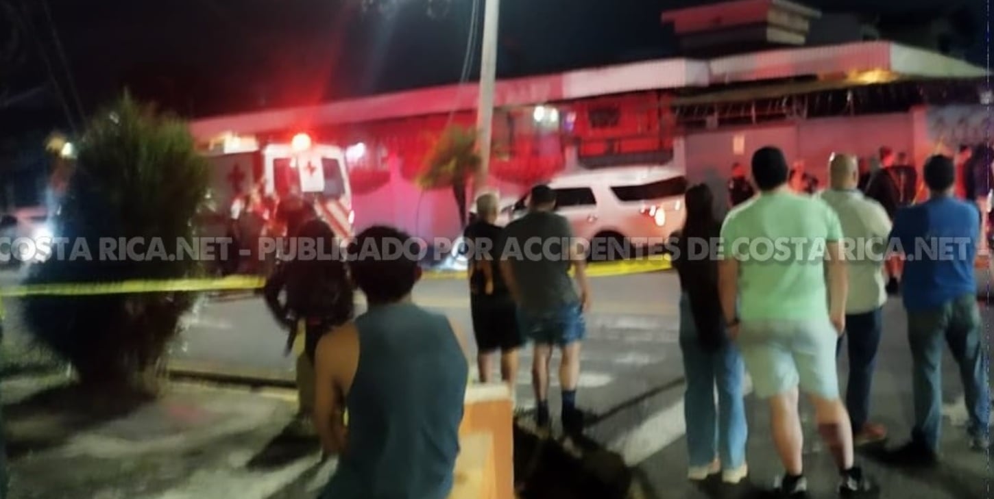 El conductor baleado se estrelló contra un poste tras el ataque. Foto Accidentes en Costa Rica.