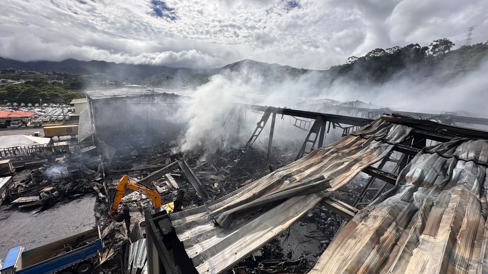 सॅन राफेल अरिबा डी देशमपाराडोस येथील अनेक गोदामांना लागलेली आग ही गेल्या 20 वर्षांतील तिसरी सर्वात मोठी आग आहे.