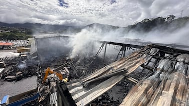 Bomberos: investigación del incendio en bodegas Las Brisas será lenta por magnitud y destrucción total