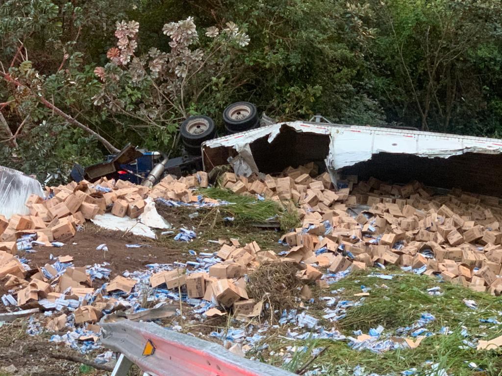 Conductor resulta herido al caer con camión a guindo en San Ramón. Foto cortesía.