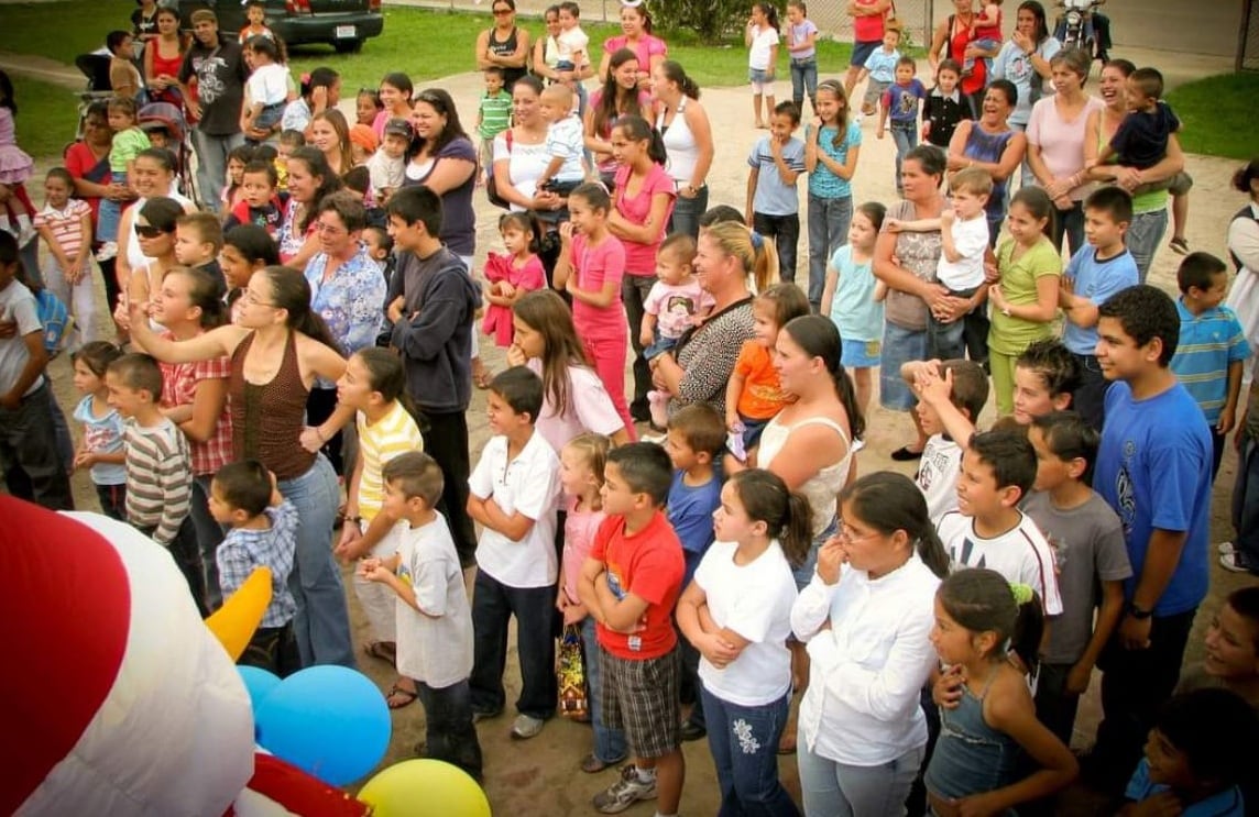 Tras 7 años durmiendo en las calles, lleva 15 como el payasito “Pillín” regalando sonrisas navideñas a niños que en verdad lo necesitan. ES la historia de don Geovanny Rodríguez Ramírez