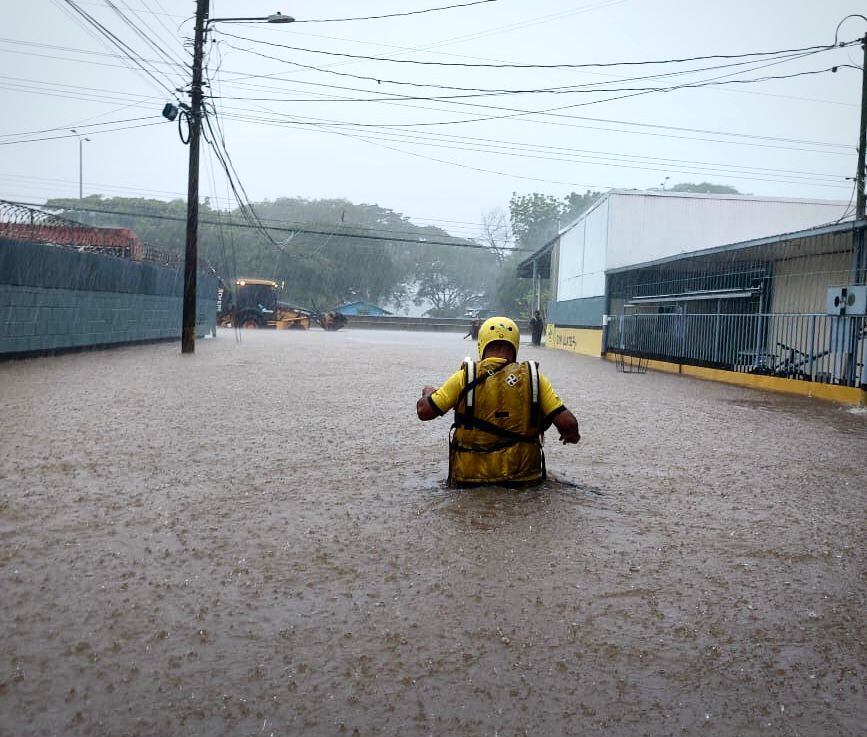 Las primeras inundaciones relacionadas con el giro centroamericano ocurrieron este 20 de setiembre en Cañas. Foto: Cortesía de Bomberos.
