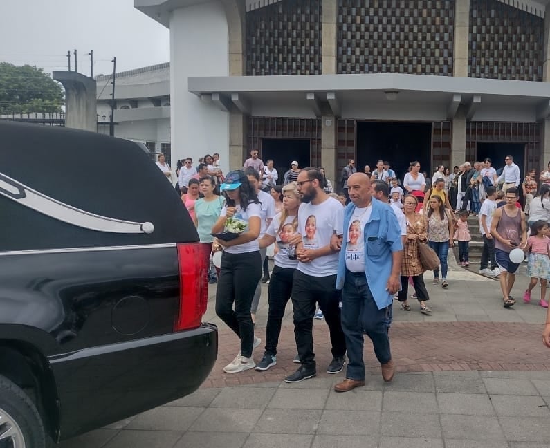 Familiares y seres queridos dan último adiós al pequeño Gael. Foto Keyna Calderón.