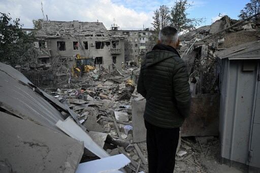 Rescatistas ucranianos limpian escombros tras ataque con misiles rusos en Dnipró, Ucrania.