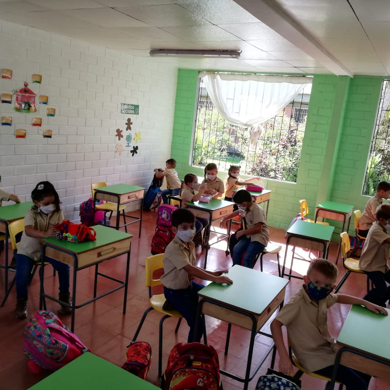 Con 43 muy alegres estudiantes comenzó a funcionar un nuevo centro educativo en Santa Clara de San Carlos, la cual se llama Escuela Bilingüe del Agro que fue una iniciativa de monseñor José Manuel Garita, obispo de Ciudad Quesada.