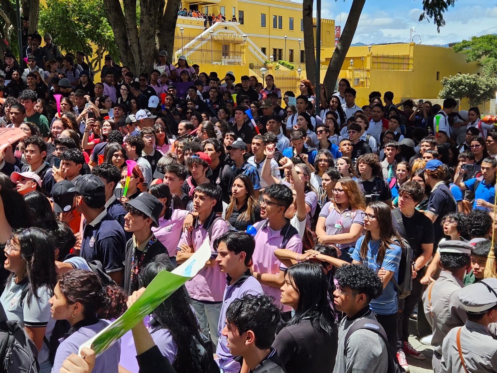 Estudiantes de colegios académicos, técnicos, diurnos y nocturnos de diferentes partes del país se manifestaron este 27 de julio en las calles con una marcha desde la fuente de la Hispanidad en San Pedro hasta el edificio de la Asamblea Legislativa
