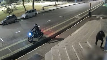 Cámaras captaron despiadado homicidio de adulto mayor que fue atacado con un tubo metálico en San José