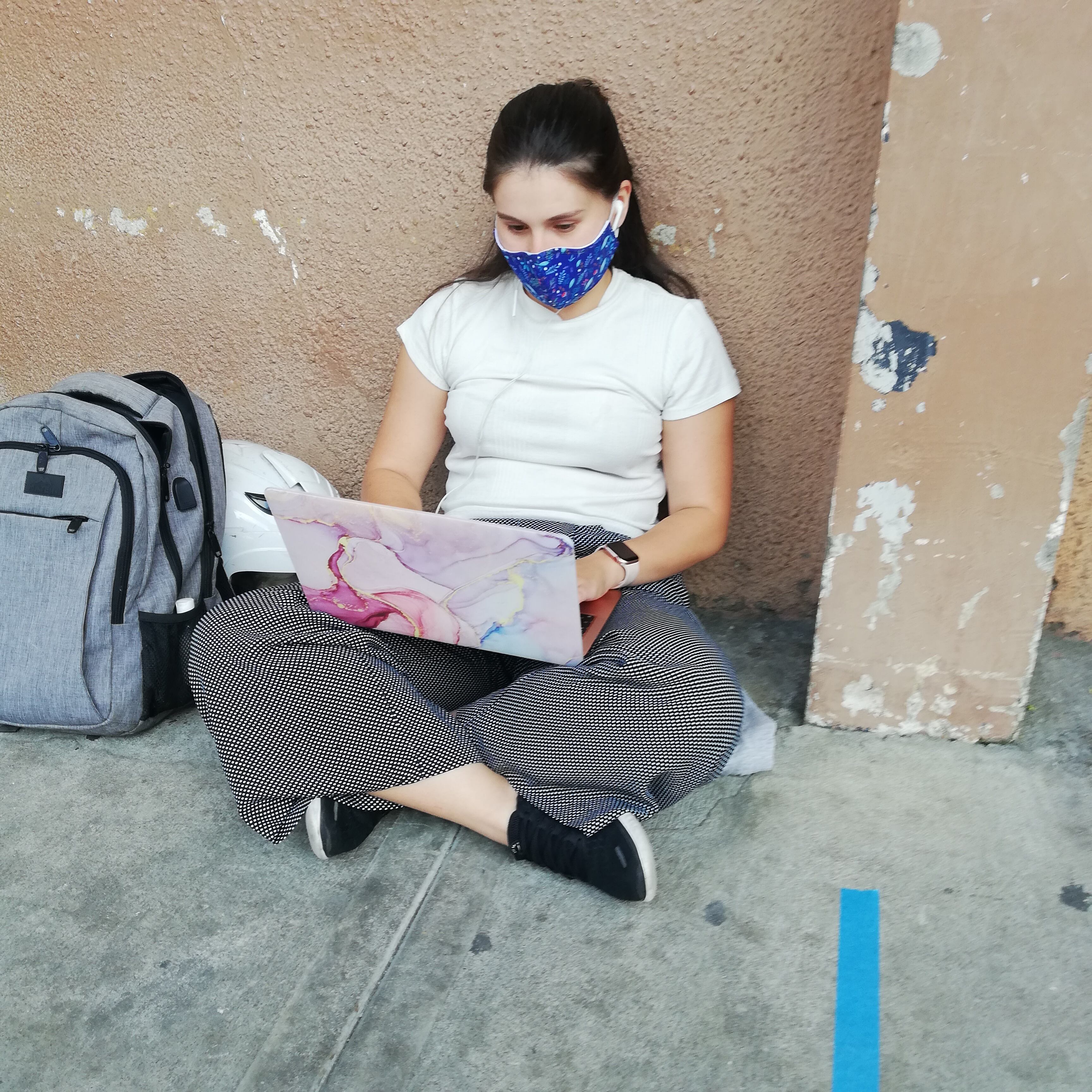 María Laura Gutiérrez, de 24 años y quien padece asma, llegó a vacunarse al hospital San Juan de Dios este viernes 16 de julio, mientras hacía la fila estaba teletrabajando.