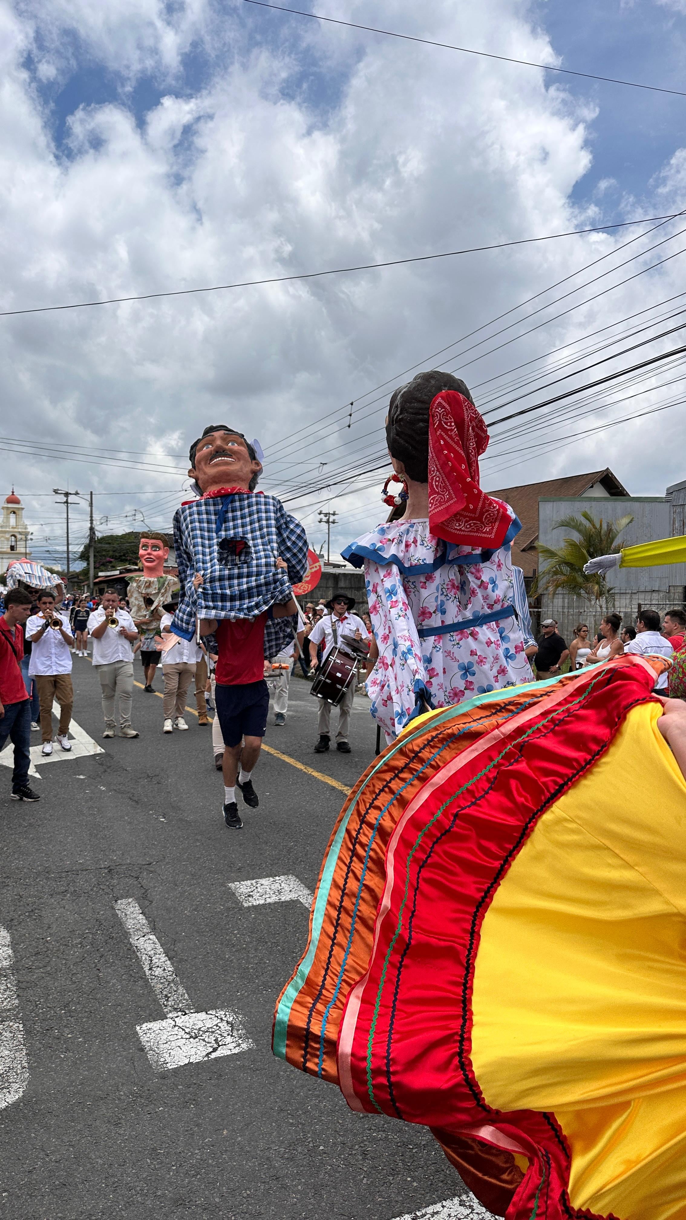 Las calles de Santo Domingo de Heredia se llenaron de música y colores con el desfile en conmemoración del Día de la Independencia de Costa Rica.