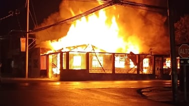 Video muestra impresionantes imágenes de voraz incendio que destruyó 2 casas en Curridabat