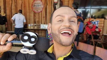 Periodista de canal 8 le respondió así a seguidora que le pidió que dejara su “risa de menso”